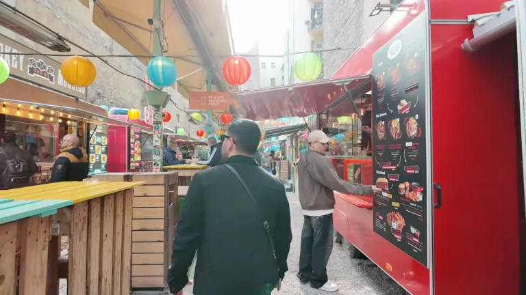 Budapeşte Karaván'daki sokak lezzeti tezgâhları ve fenerler