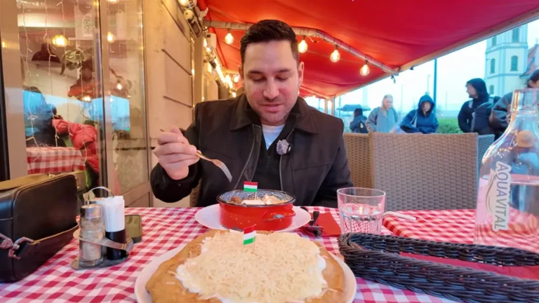 Budapeşte'deki ilk langoş durağımızda masada langoş ve paprikalı et