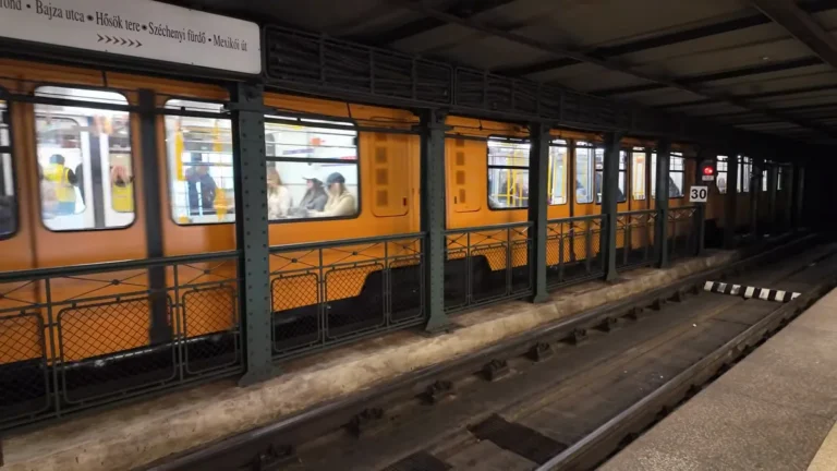 Budapeşte M1 metrosunun sarı vagonu ve tarihi istasyon peronu