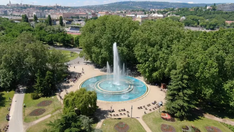Budapeşte Margaret Adası'ndaki müzikli fıskiye ve çevresindeki park