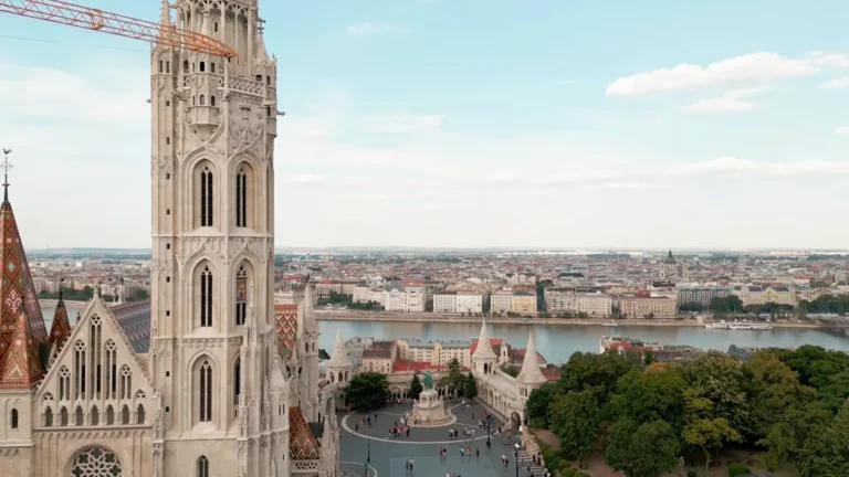 Buda Kalesi tepesindeki Matthias Kilisesi'nin kulesi ve Budapeşte manzarası