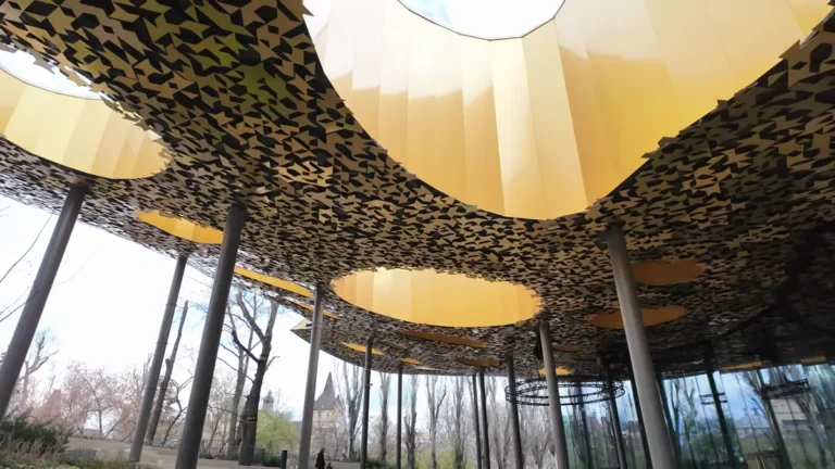 Budapeşte Müzik Evi'nin (Magyar Zene Háza) delikli çatısı ve cam cepheleri