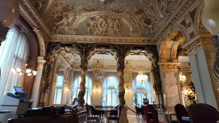 Budapeşte New York Café'nin süslü salonunda masada otururken