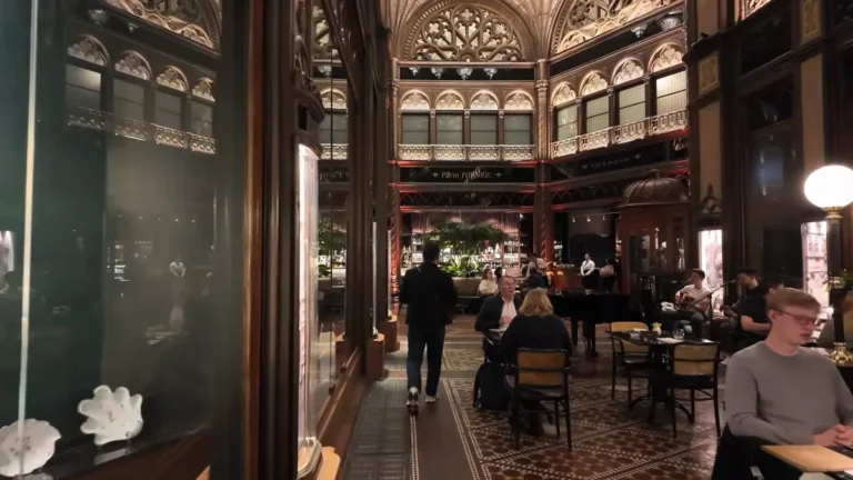 Budapeşte Párisi Udvar (Paris Pasajı) içindeki süslü kemerler ve tavan