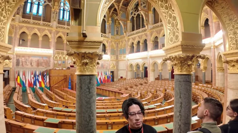 Budapeşte Parlamento Binası'nın içinde, rehberli turda görülen meclis salonu
