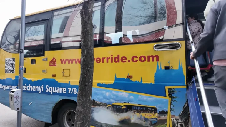 Budapeşte'de karadan Tuna'ya giren River Ride yüzen otobüsü