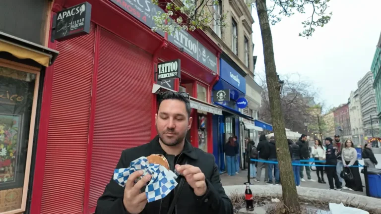 Budapeşte Smashy Burger önünde elde burger