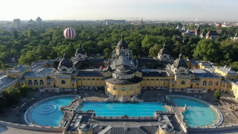 Budapeşte Széchenyi Termal Hamamı'nın sarı binası ve açık havuzları yukarıdan