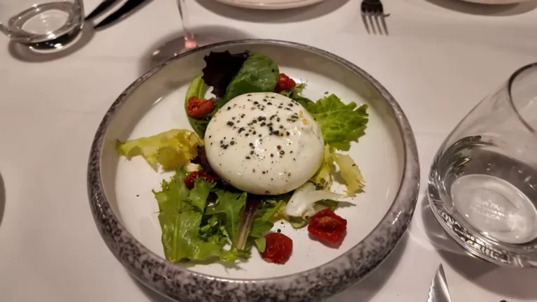 Budapeşte Trattoria Pomo D'Oro'da burrata ve salata