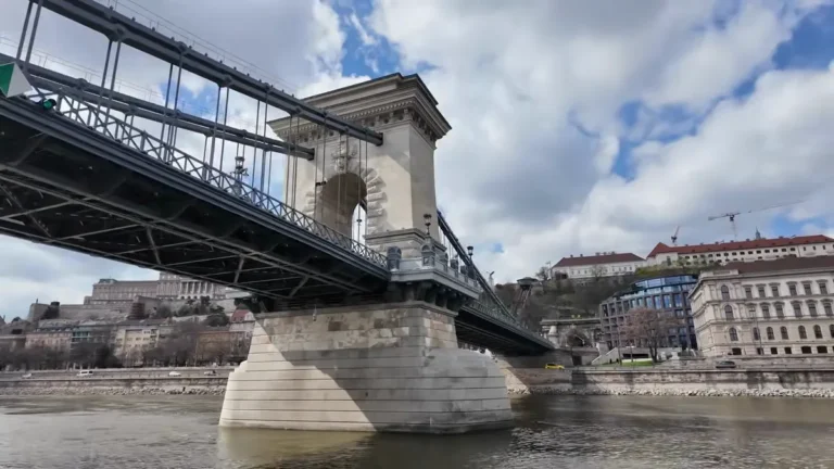 Budapeşte Tuna tekne turundan Zincir Köprü ve Buda kıyısı