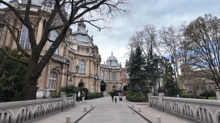 Budapeşte Şehir Parkı'nda Vajdahunyad Kalesi'ne giden yol