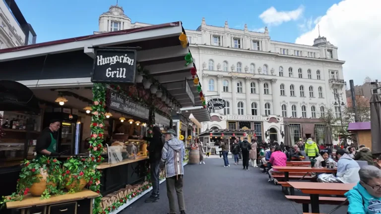 Budapeşte Vörösmarty Meydanı'ndaki yemek tezgâhları