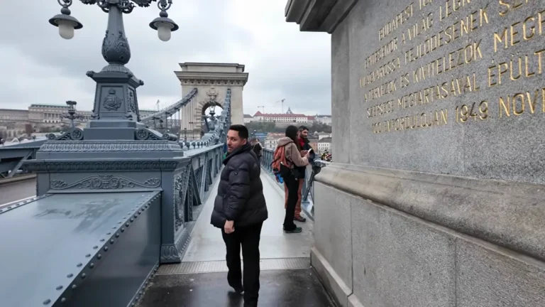 Budapeşte Zincir Köprü'nün Tuna üzerindeki ayakları ve Buda tarafı