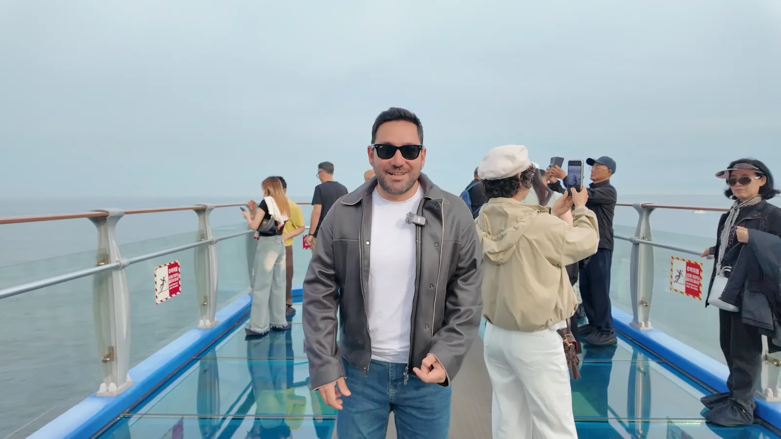 Oryukdo Skywalk’ın deniz üstündeki cam zeminli seyir terası, Busan