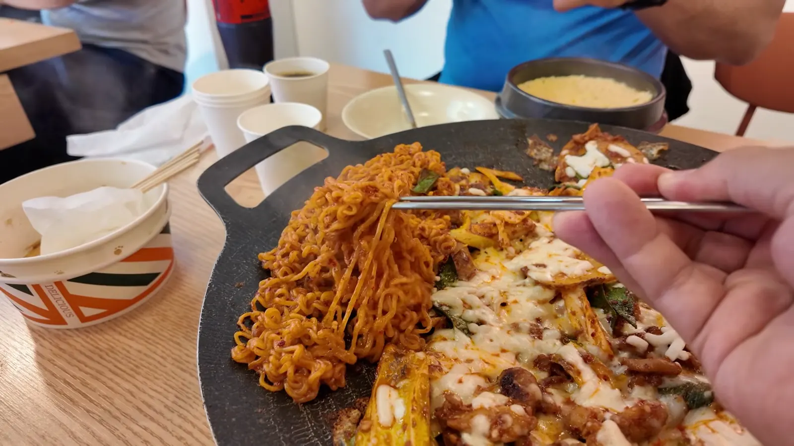 Peynirli dakgalbi (tavuk galbi) ve ramen, Busan