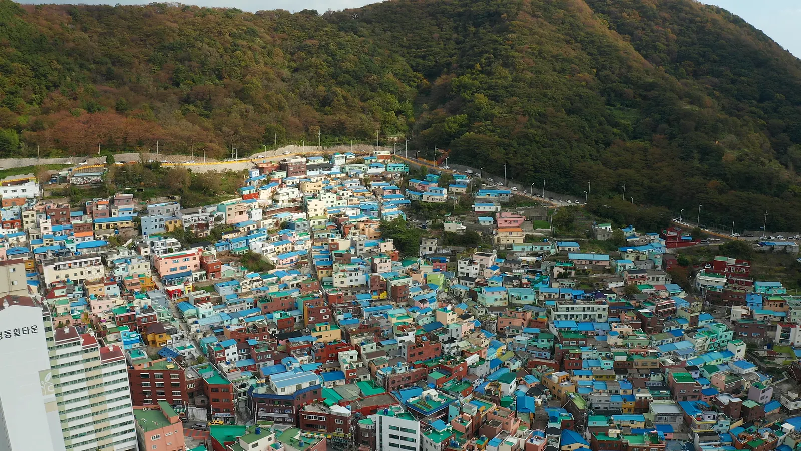 Gamcheon Kültür Köyü’nün renkli evleri, havadan görünüm, Busan