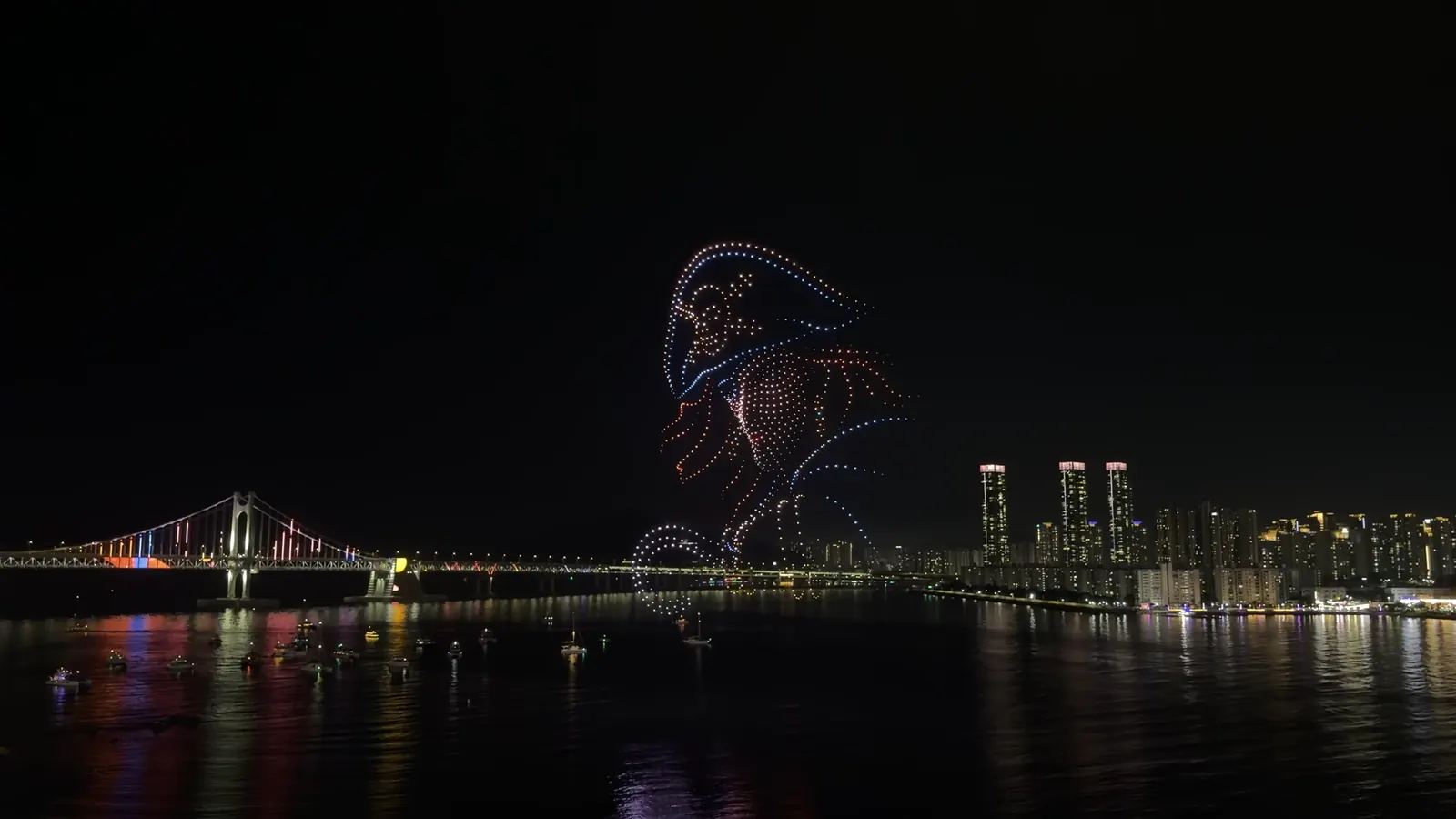 Gwangan Köprüsü önünde gece drone gösterisi, Gwangalli, Busan