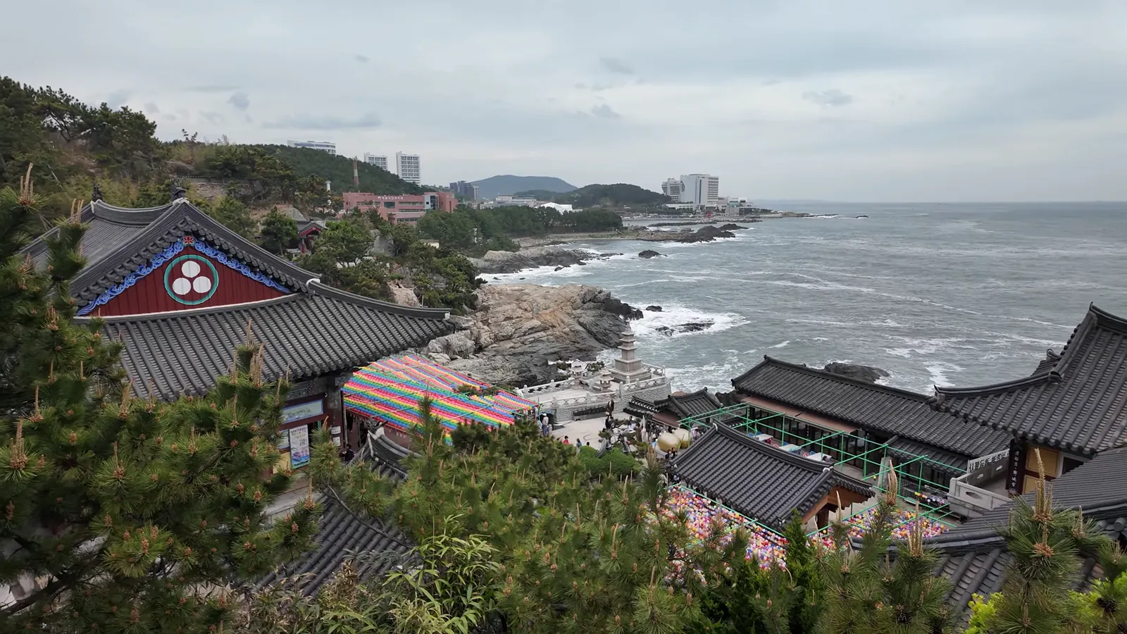 Deniz kenarındaki Haedong Yonggungsa Tapınağı, Busan