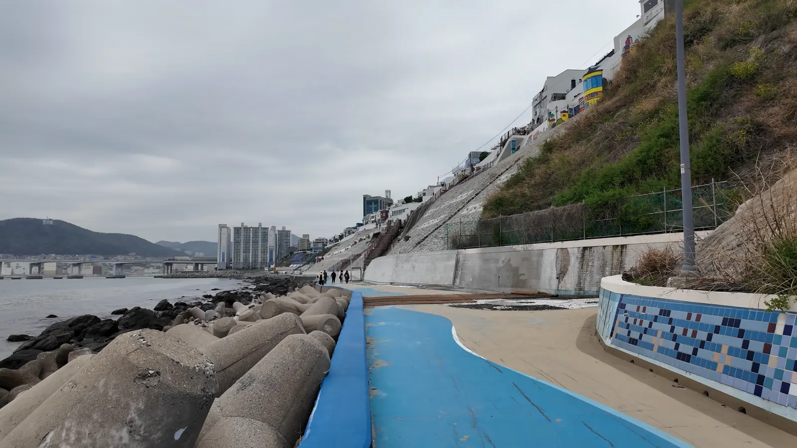 Huinnyeoul Kültür Köyü’nün altındaki sahil yolu, Yeongdo, Busan