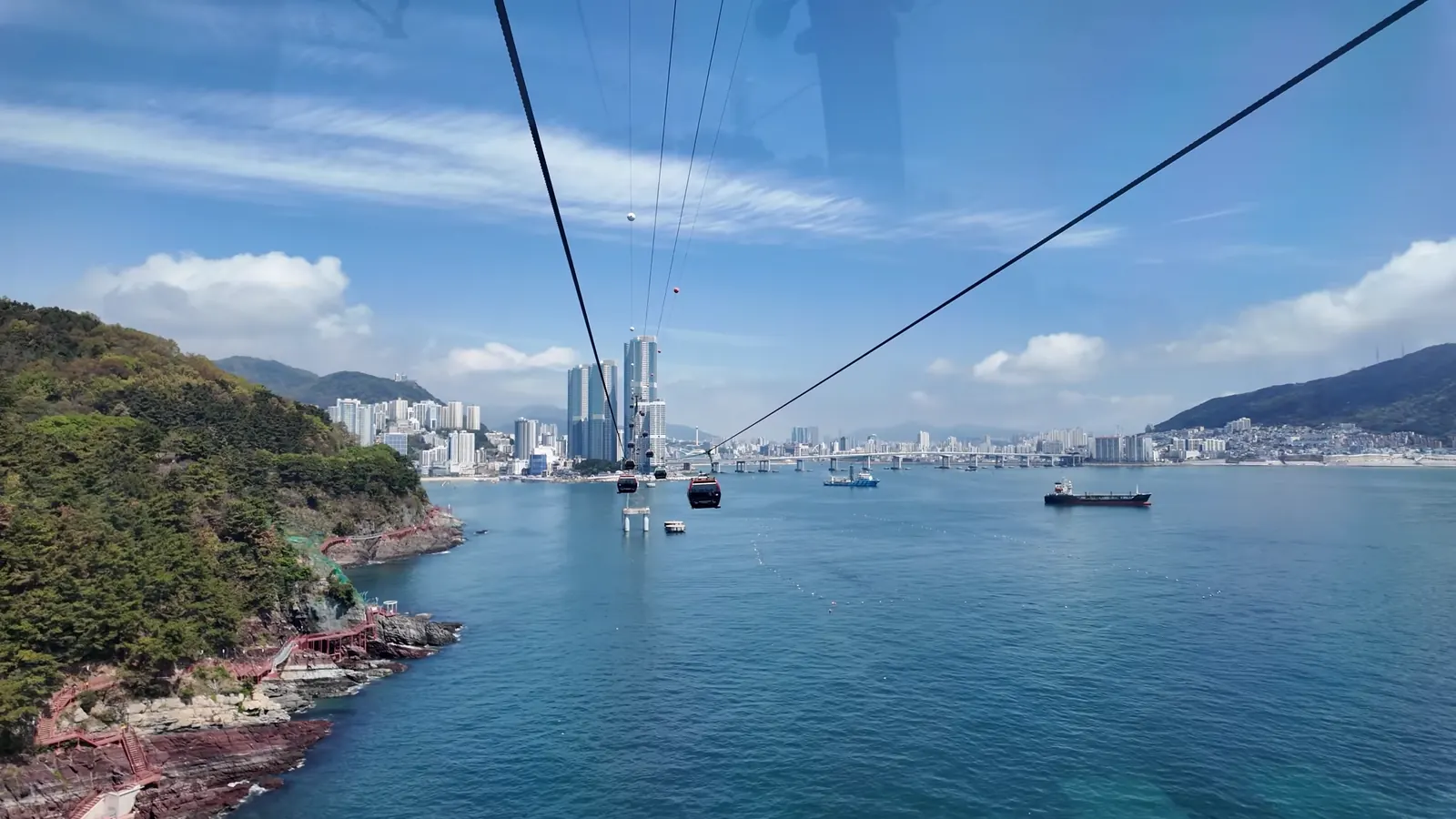 Songdo Deniz Teleferiği (Busan Air Cruise) kabininden deniz ve şehir manzarası