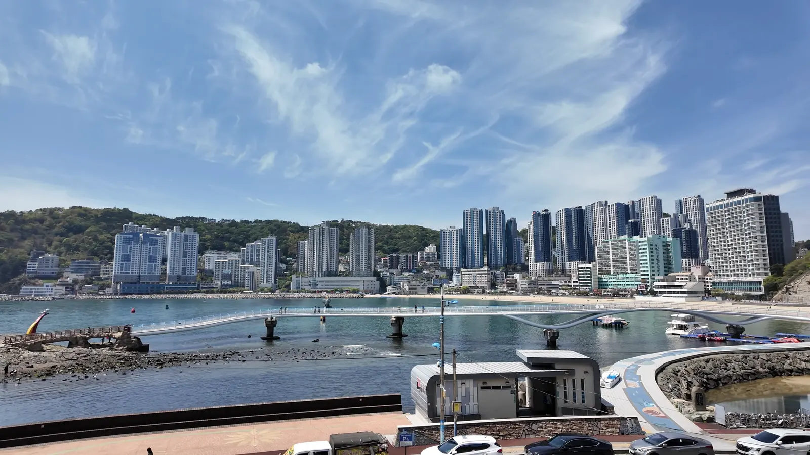 Songdo Plajı ve deniz üstündeki Songdo Cloud Trail yürüyüş yolu, Busan