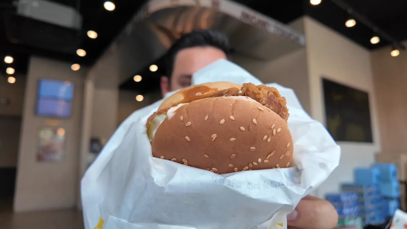 Mom’s Touch’ta çıtır tavuk burger, Busan