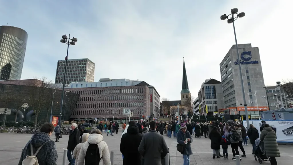 Dortmund Hauptbahnhof önündeki meydan ve şehir merkezinin kuleleri