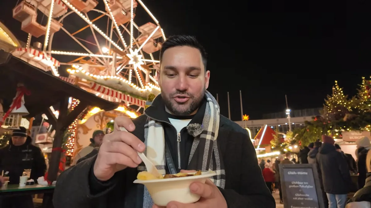 Dresden Noel pazarında baharatlı patates üzerine eritilmiş raclette peyniri