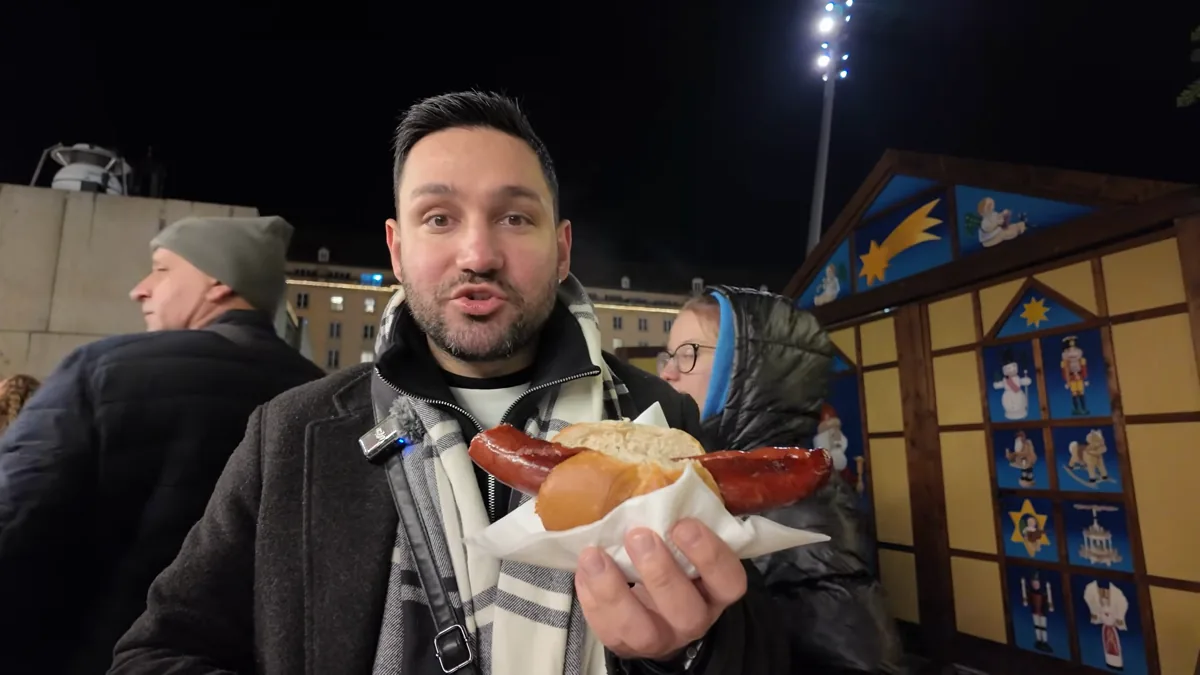 Dresden Noel pazarında ekmek arası dana sosis