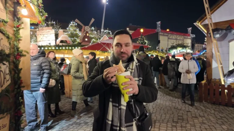 Halil, Dresden Noel pazarında odun ateşinde pişen Trdelník'i tadıyor