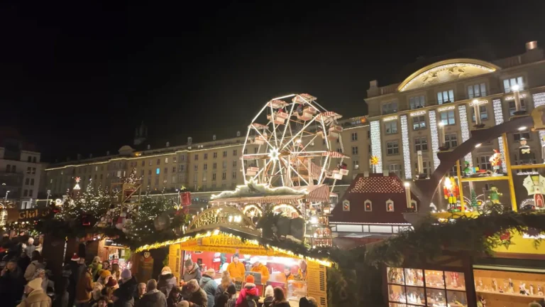 Dresden Noel pazarında dönme dolap ve ahşap Noel piramidi
