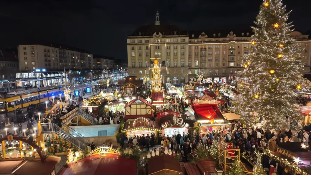 Dönme dolaptan Dresden Striezelmarkt, Noel ağacı ve Altmarkt binaları