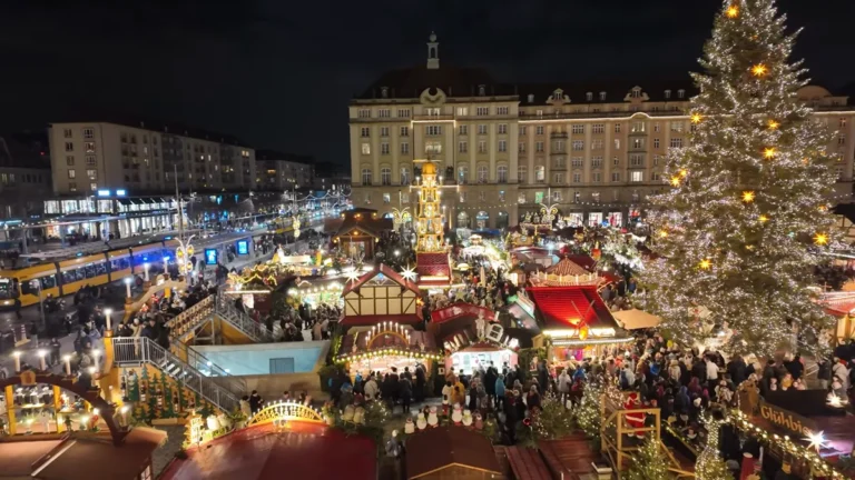 Dönme dolaptan Dresden Striezelmarkt, Noel ağacı ve Altmarkt binaları