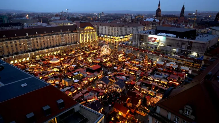 Akşam ışıklarıyla Dresden Striezelmarkt'ın kuşbakışı görünümü