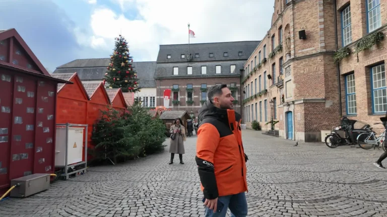 Düsseldorf Altstadt'ta Marktplatz ve belediye binası, gündüz Noel tezgâhları