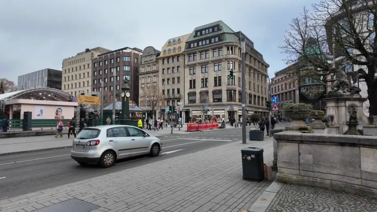 Düsseldorf Königsallee çevresinde cadde ve tarihi binalar