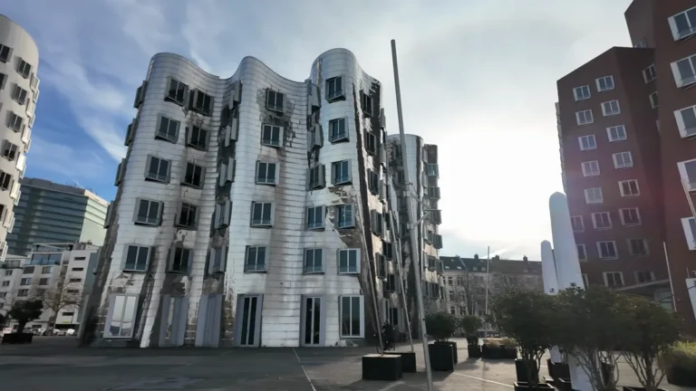 Düsseldorf MedienHafen'da Frank Gehry'nin eğri cepheli Neuer Zollhof binaları