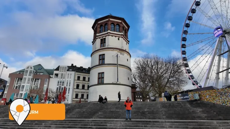 Düsseldorf Burgplatz'ta Schlossturm kulesi ve Wheel of Vision dönme dolabı