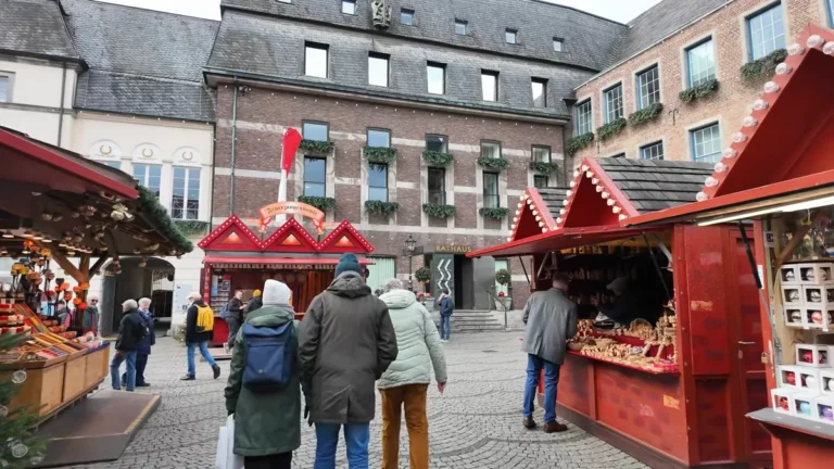 Düsseldorf Noel pazarı: belediye binası önündeki Marktplatz'ta kırmızı ahşap tezgâhlar