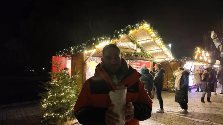 Düsseldorf Königsallee Noel pazarında aldığımız trdelník, akşam ışıklı tezgâhın önünde