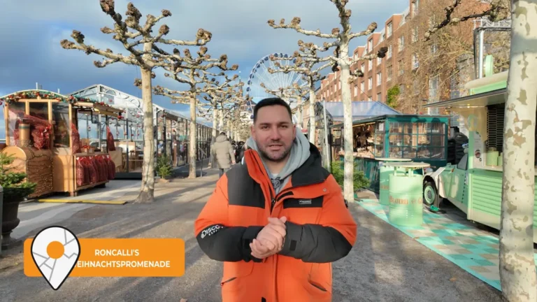 Düsseldorf'ta Ren kıyısındaki Roncalli Noel promenadında ahşap tezgâhlar ve çınarlar