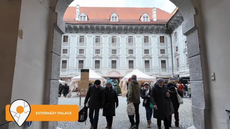 Eisenstadt Esterházy Sarayı avlusundaki beyaz çadırlı Noel pazarı