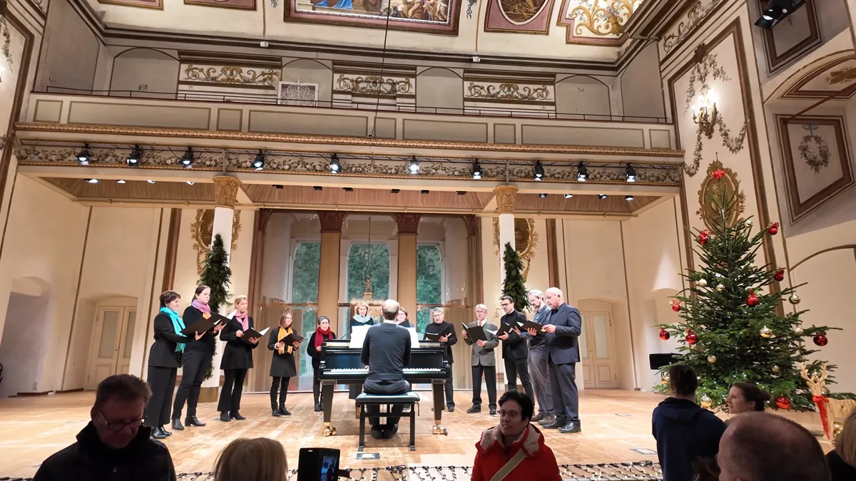 Eisenstadt Esterházy Sarayı Haydn Salonu'nda Noel ağacı önünde piyanolu koro