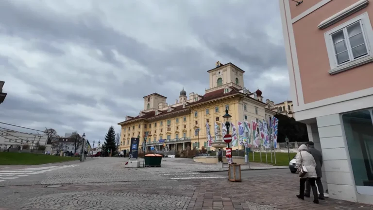 Eisenstadt'taki sarı cepheli Esterházy Sarayı (Schloss Esterházy) ve önündeki meydan