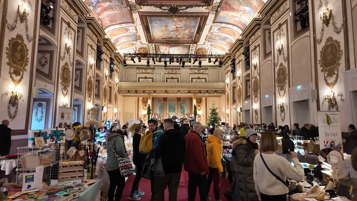 Eisenstadt Esterházy Sarayı'nın freskli salonunda kurulan Noel pazarı tezgâhları