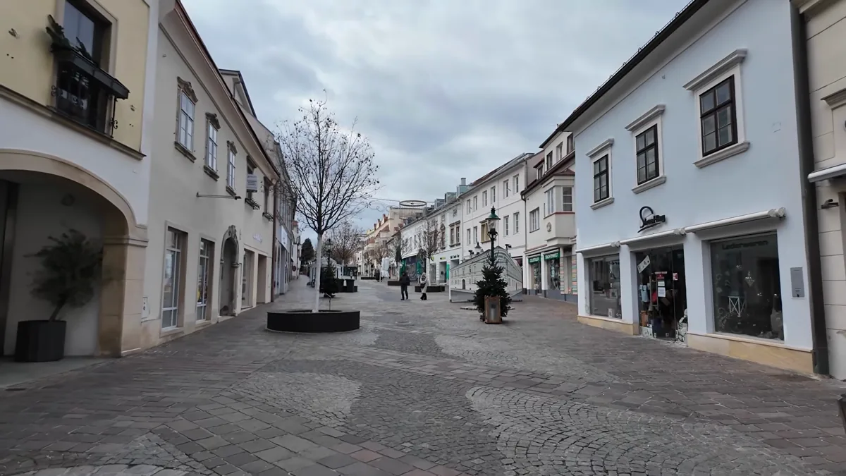 Eisenstadt'ın ana yaya caddesi Hauptstraße ve tarihi evler