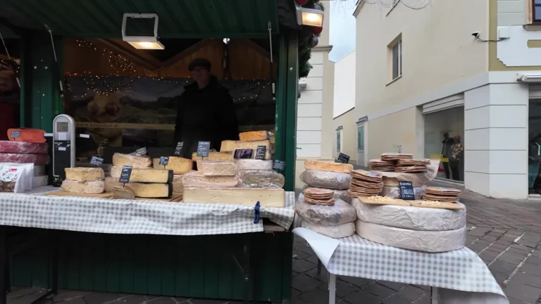 Eisenstadt Hauptstraße Noel pazarında ahşap peynir tezgâhı