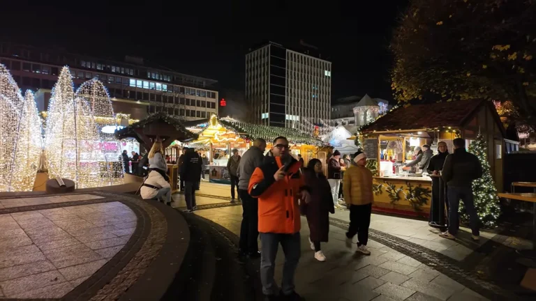Essen Noel pazarı, akşam Kennedyplatz'taki ahşap tezgâhlar ve ışıklar