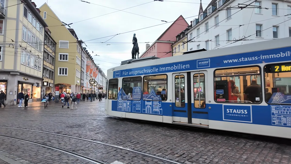 Freiburg eski şehirde Kaiser-Joseph-Straße'den geçen mavi tramvay