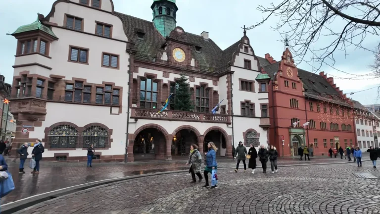 Freiburg Rathausplatz'ta Yeni ve Eski Belediye binaları